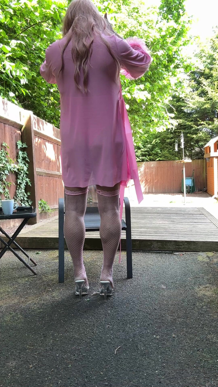 Kellycd2022: Sexy transvestiert kellycd2022 in rosa body strümpfen und Absätzen