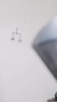 真正的家庭女仆在没有胸罩的情况下勾引我，然后把它塞进嘴里