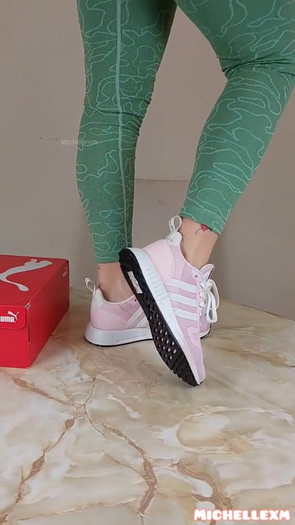 Michellexm: Sexy blondýna tenisky zkouší