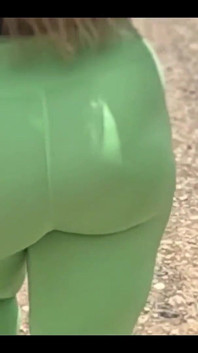 Je suis allée marcher avec la belle-mère de mon ami et je ne pouvais pas m’empêcher de regarder son énorme et beau cul dans un pantalon de yoga