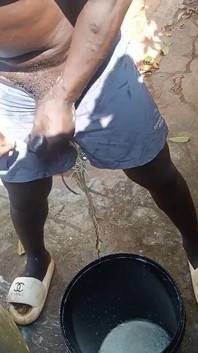 Cara da África se esconde em vizinhos ao ar livre banheiros em seguida, libera gozadas maciças