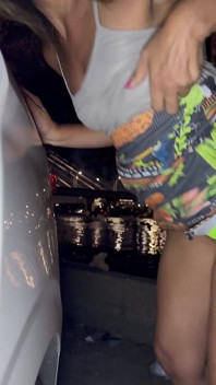 Belinha는 모험을 나가 섬의 다리 아래에서 많은 재미를 얻었고 심지어 그녀의 입에 우유를 얻었습니다.