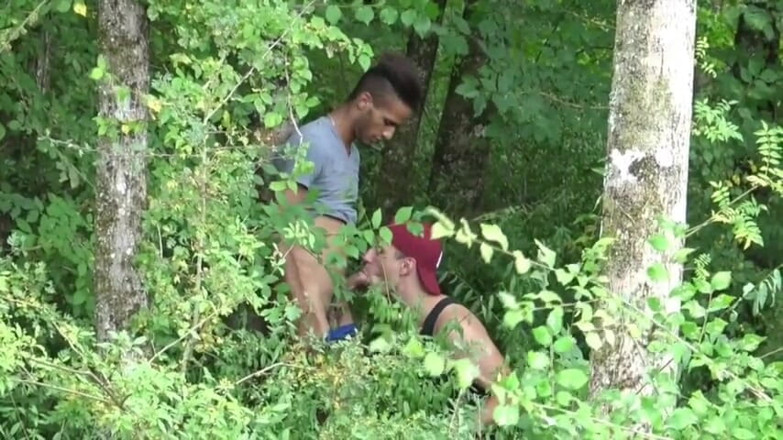 Gaybareback: Juan Perez šuká bez sedla v drtivém lese