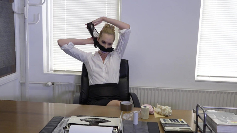 Restricting Ropes: Ariel Anderssen, kendini öğürüyor