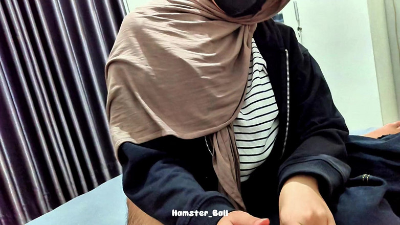 Hamster_Ball: เย็ดครูสอนศาสนาในมหาลัยกลางฝนตก