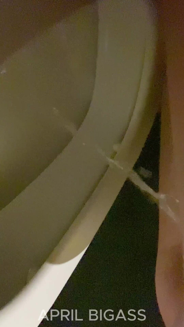 April BigAss: Sexo a Três Mijando Nas Ruas Da Argentina, Mar Del...