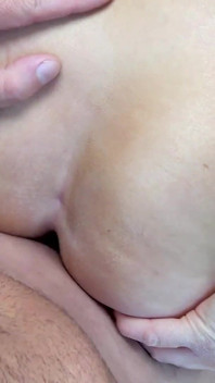 Stora tonåringen Lina - Auto-sex med Creampie