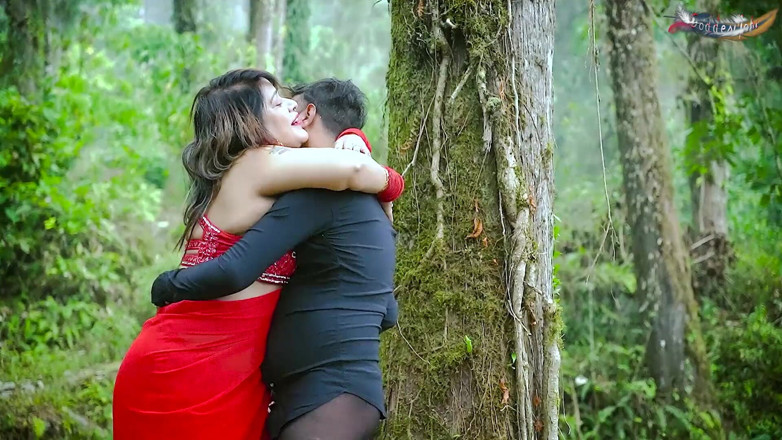 Desi Bold Movies: Když viděl velkou mléčnou ženu, vůdce duchů se přišel zbavit Tharki...