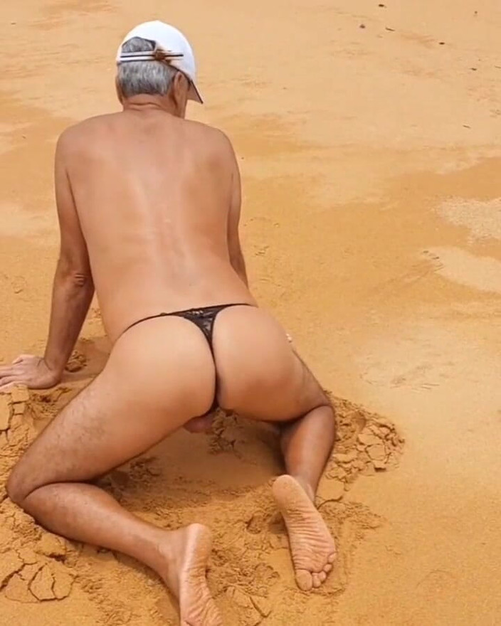 Ladysilvas: 팬티를 입은 해변에서 섹시한 엉덩이의 Ladysilva 크로스드레서