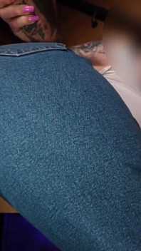 Sexy potetovaná kočka stříká při šukání
