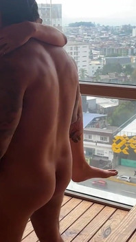 เพื่อนบ้านทิ้งฉันไว้กับแฟนเธอ แล้วเราก็เย็ดกันในซาวน่า