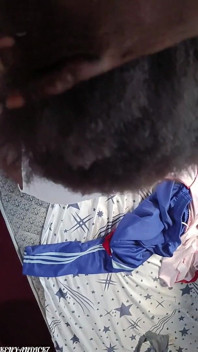 Fată neagră sexy care se joacă cu iubitul său pula neagră și tare