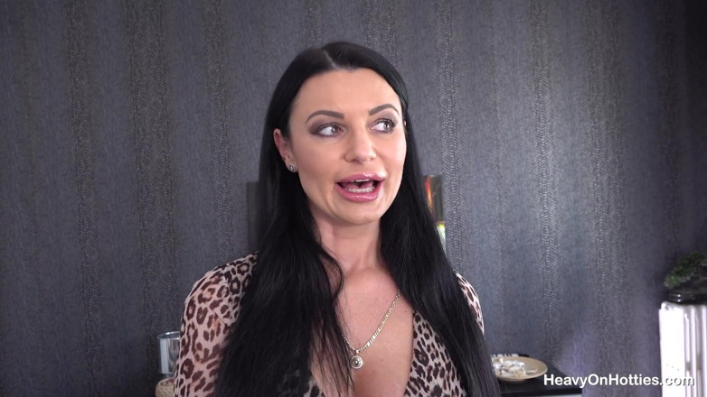 Heavy on Hotties: Ania Kinski É Uma Verdadeira Com Um Galã Igualmente Perverso
