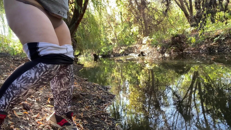 Elena: MiLF vestita in leggings fa pipì nel fiume