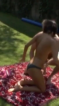 Une brune sexy laisse son homme baiser sa grosse bite bien dure dans le jardin