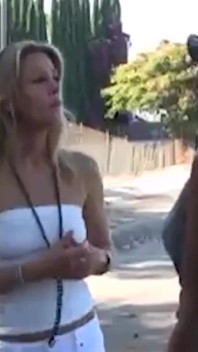 Extra geile blondine schockiert von gloryhole-schwanz