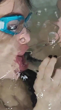 Versautes unterwasser-atem, hält lesbische analspiele