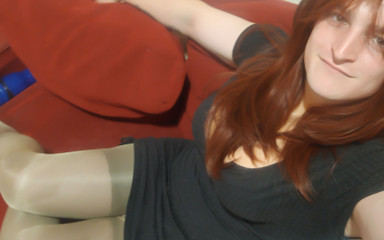 AshleyInHose: Sissy v punčochách myslí na ptáka