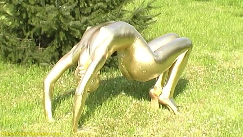 Fetish Islands: Real flexible contortionist gets golden painted