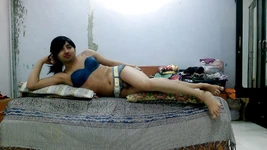 Tatlı kadın kılıklı travesti kadın çocuk yatakta kot bikinili tatlı lolipop.