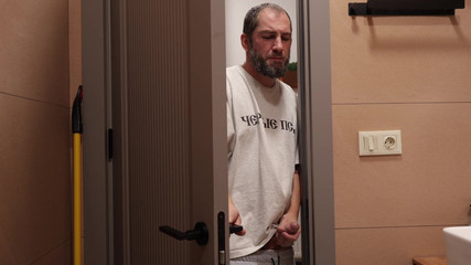 Sandro Jenner: Twink Banyo Yapıyor Ve Üvey Babasının Emiyor