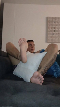 Tomas Styl: Latinoameričanka Un Boxer ukazuje své velké nohy
