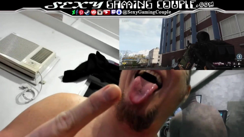 SexyGamingCouple: Comiendo coño y follando vaquera inversa todo mientras juega