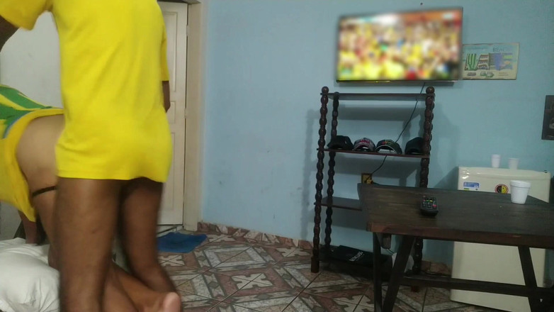 MiguellTrajano: Komşular dünya kupasını izliyor ve eşleri evde yokken seks yapmaya...