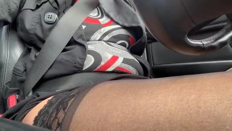 Step Mommy: Una miLF matura in calze beccata al volante di un'auto...