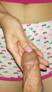 Milasha Ponri et son branlette parfaite avec une grosse partie de sperme sur le ventre et son short