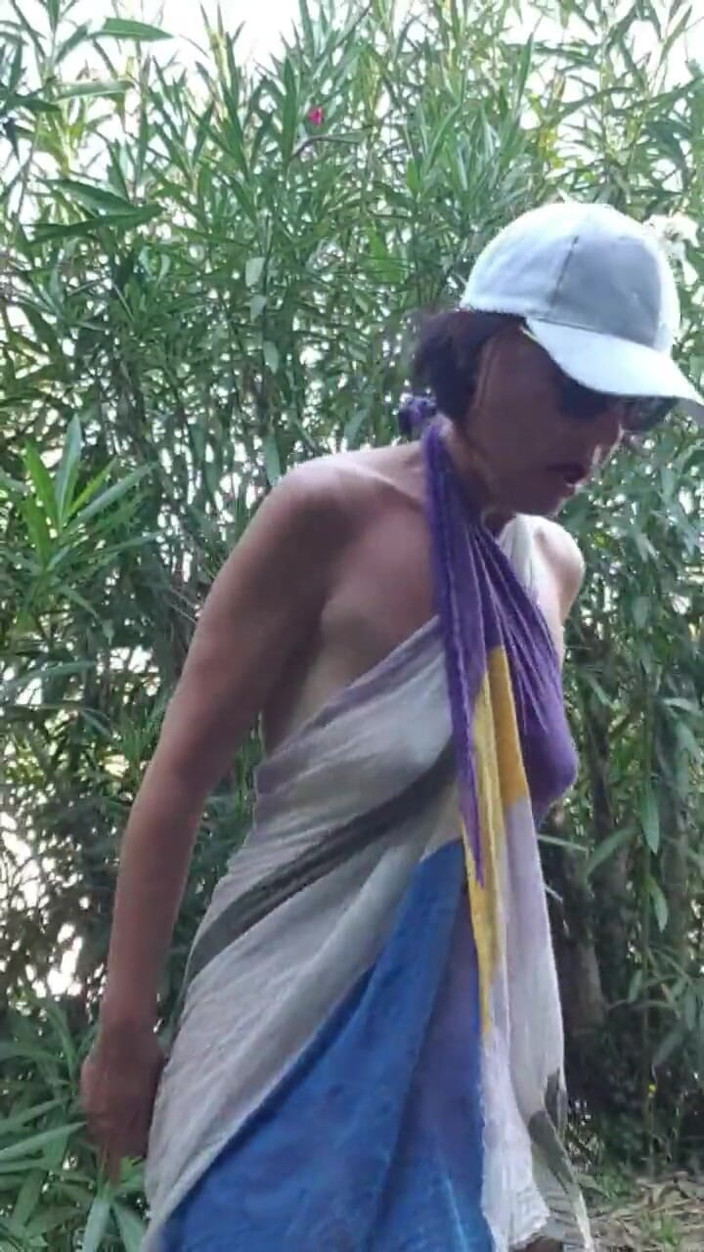 JulieEroticDress: MILF w miejscach publicznych