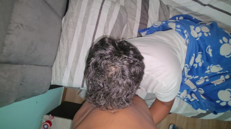 Deiby Latino: 젊은 아마추어에게 거대한 자지를 빠는 젊은 게이 남자