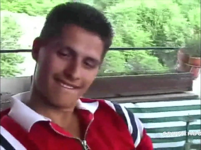Latino Fucker: Emílio masturba seu pau por diversão