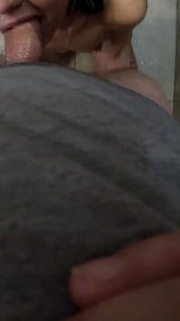 Pulendo la gola profonda del suo culo docce dorate sborra mangiata