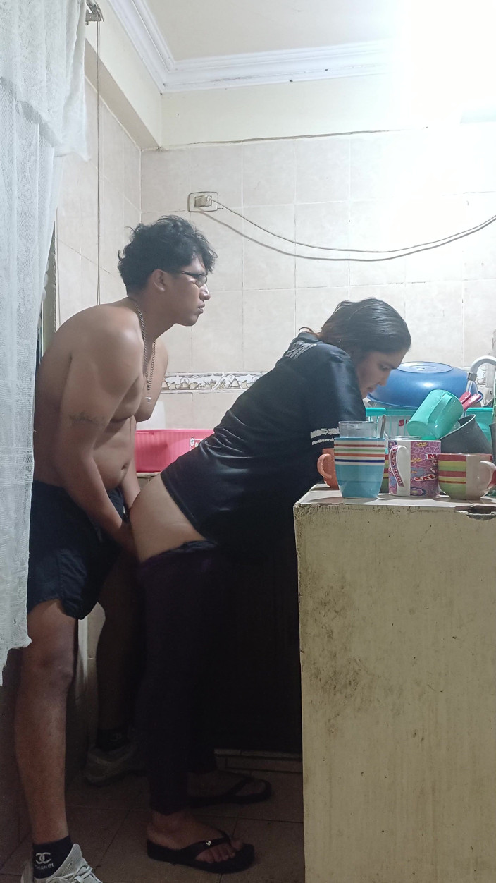 Eatrella j: Je baise ma demi-sœur dans la cuisine, ma tante manque...