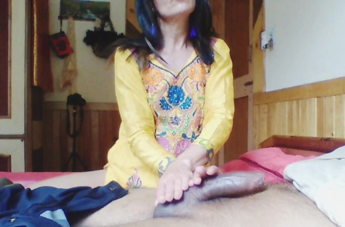 Bolly Karma: Fantezii incitante de aventură cu milf în jurul unei pule negre...