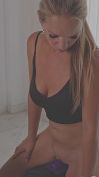 Mamă sexy reală care se bucură de sybian acasă