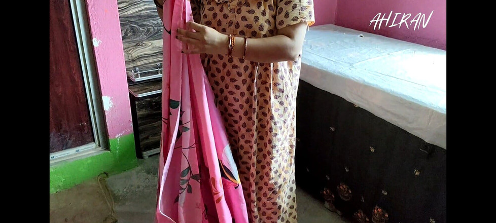 Aahan Ahiran: Ragazza indiana che piega i vestiti nella sua camera da...