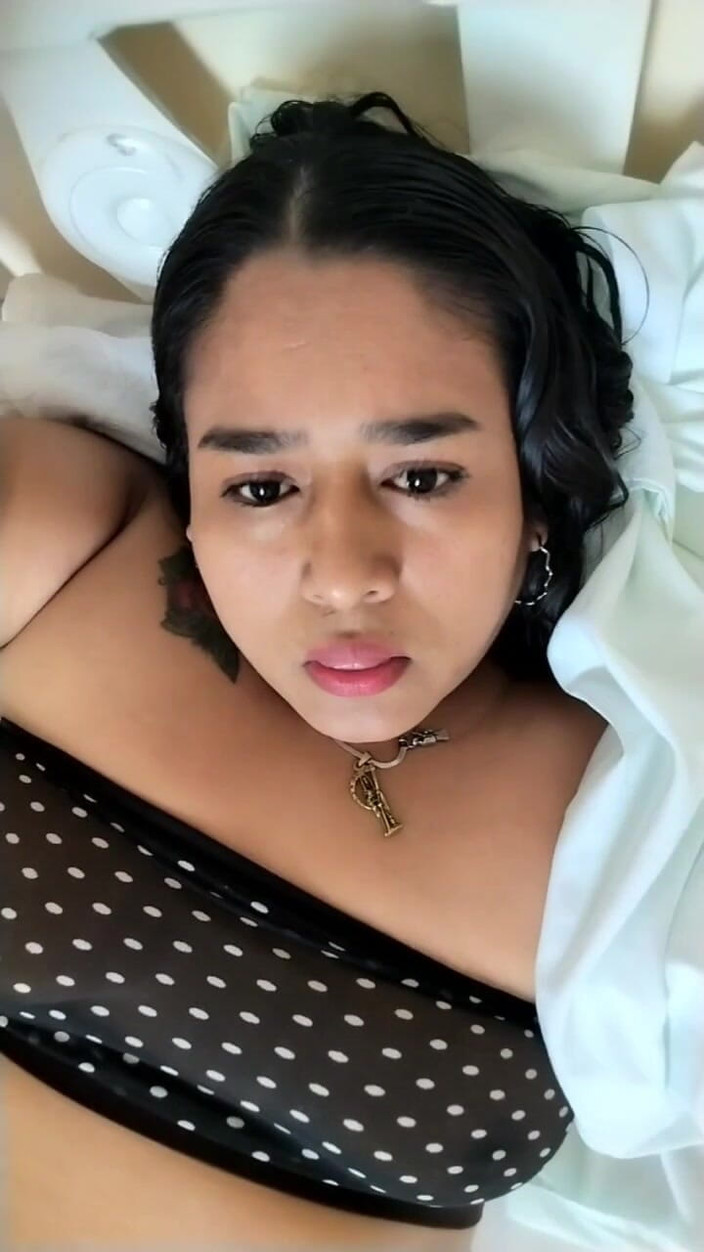 MadeinLatinAmerica: 통통한 미어가 거대한 즙 가득한 엉덩이를 가졌고, 빨고 섹스하는 걸 좋아한다