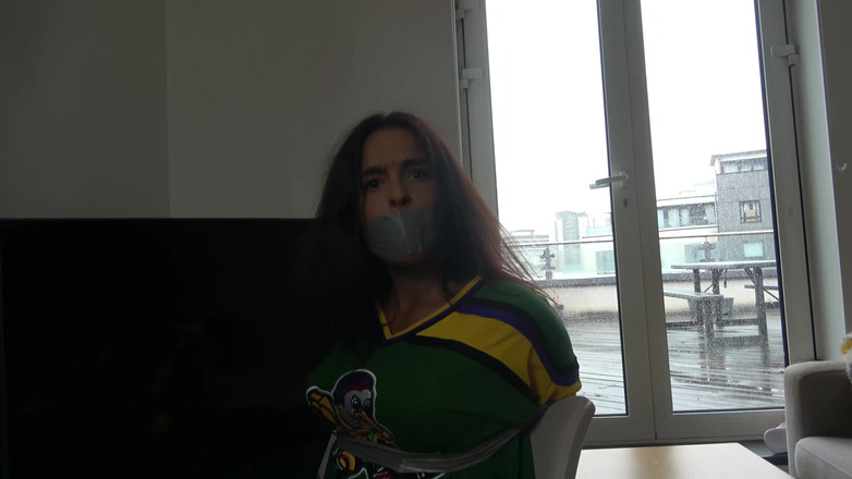 Latina Fetish: Latina in: Hockey-teamlid vastgeplakt op een stoel en de mond...