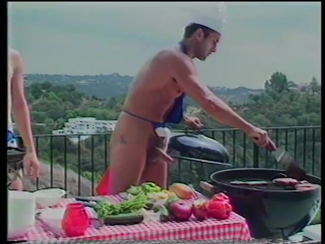 Gays Case: Des gays sexy en cuisinant dans la nature décident de...