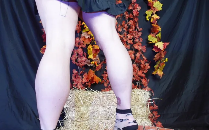 Deanna deadly: Muscular Calves in Sheer Halloween Bat Socks