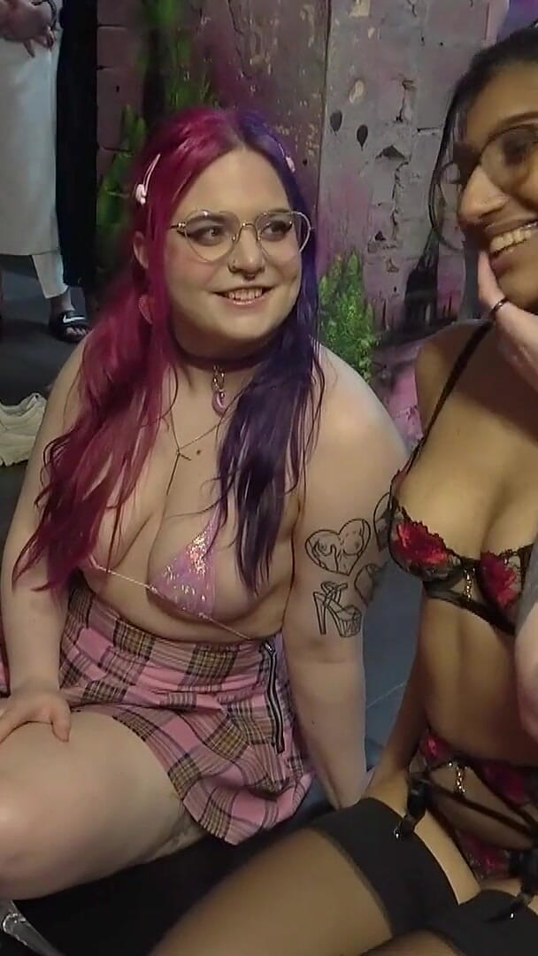 UkXXXpass: Gagica tatuată în lenjerie roșie sexy vrea un duș cu spermă