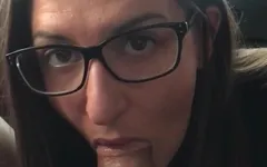 Nous nous sommes rencontrés sur un parking tôt le matin pour que je puisse vider la grosse bite de papa. J’avale chaque goutte, même le peu que je renverse