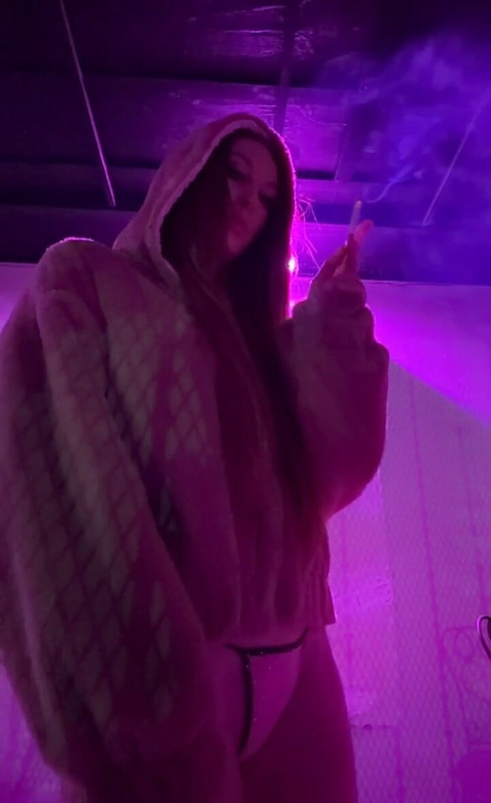 Artemisia Love: 一是穿着比基尼和夹克在俱乐部抽烟