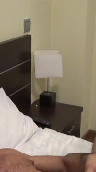 Sexy maduro chico follada a pelo en la cama