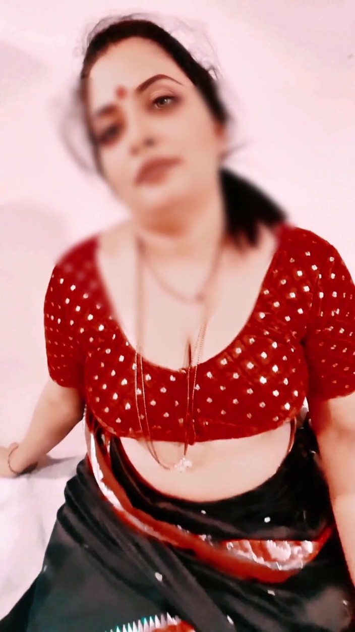 Sexybhabhi999: Sexig marathi mami njuter av sin unga pojkvän hon visar...