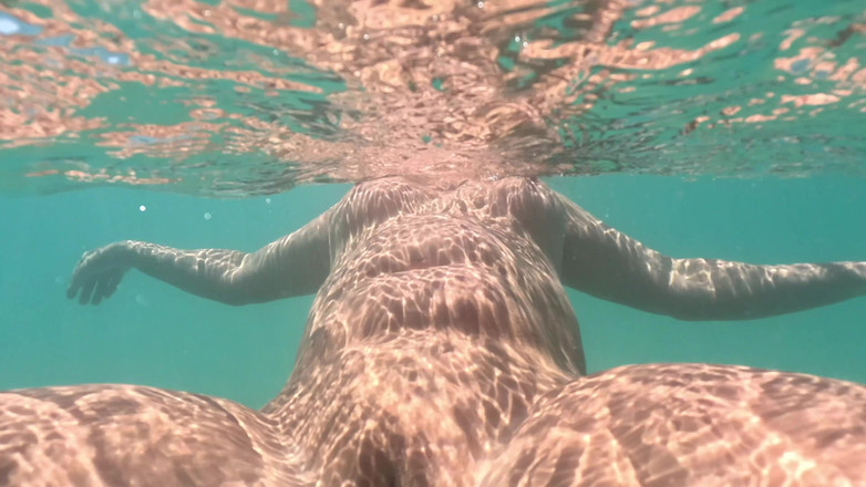 Emma Voyeur: Brincando Com Um Plugue Debaixo D'água