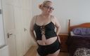 Horny vixen: Posant en lingerie en soie