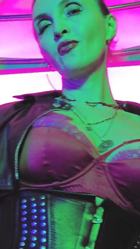 Eva nyonya femdom dominan dominan lagi asik muasin pantat bahenolnya pakai mainan seks bdsm